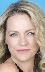 Стефани Мур