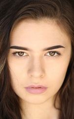 Николь Мэйнс